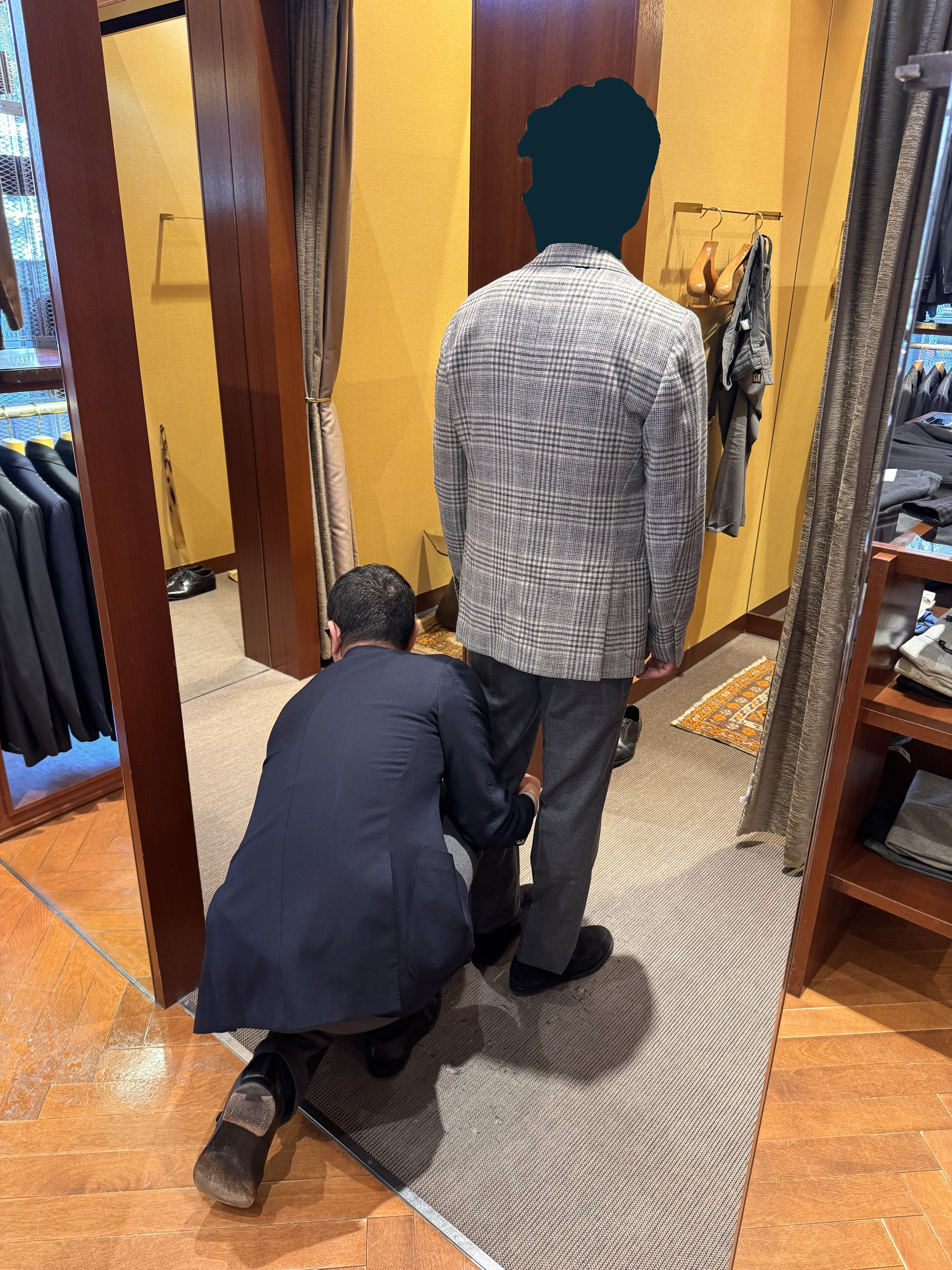 ジャケットとパンツのサイズを細かく確認する試着風景
