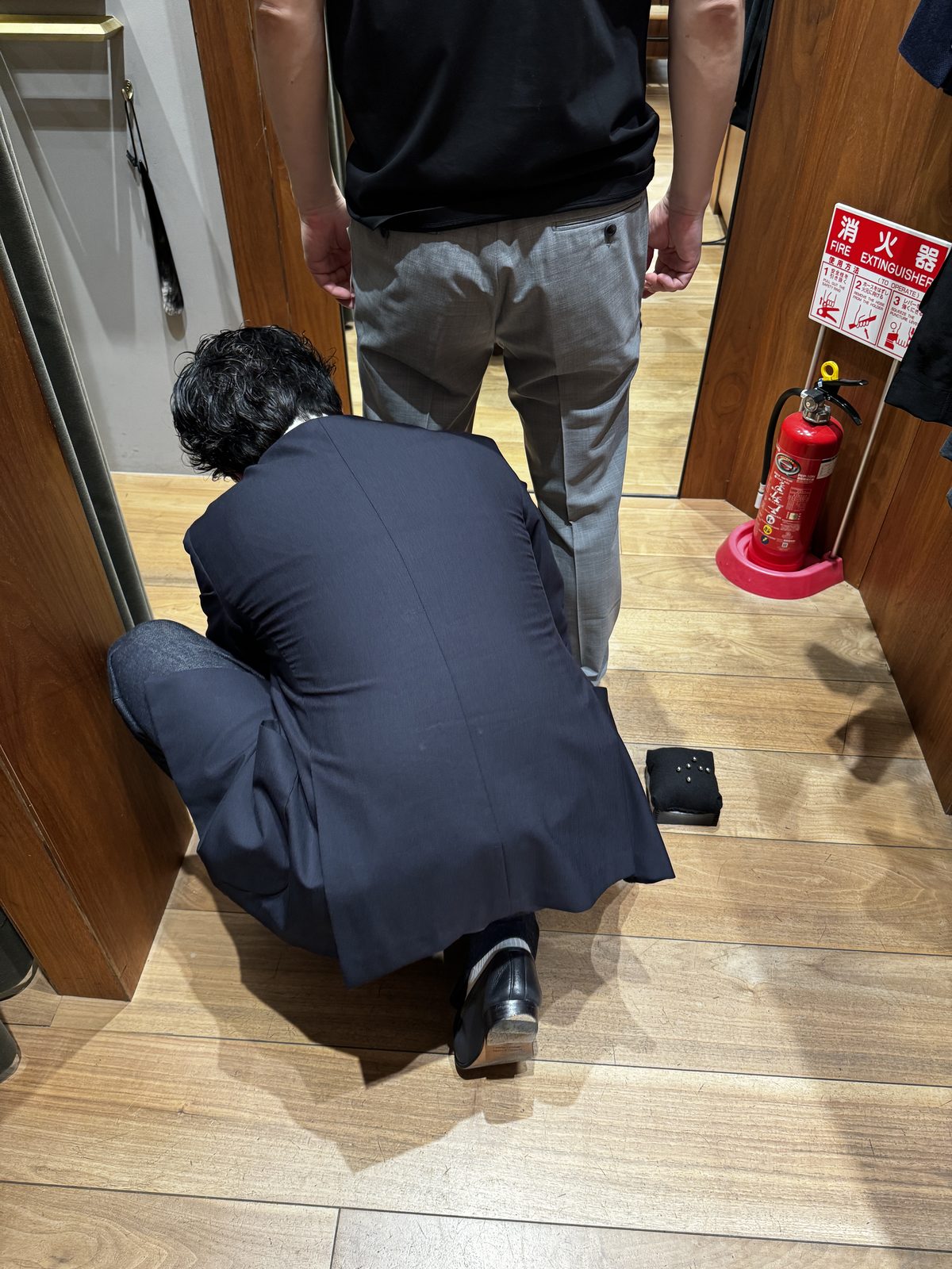 大阪でのメンズパーソナルスタイリング パンツの裾丈を確認するショップスタッフ