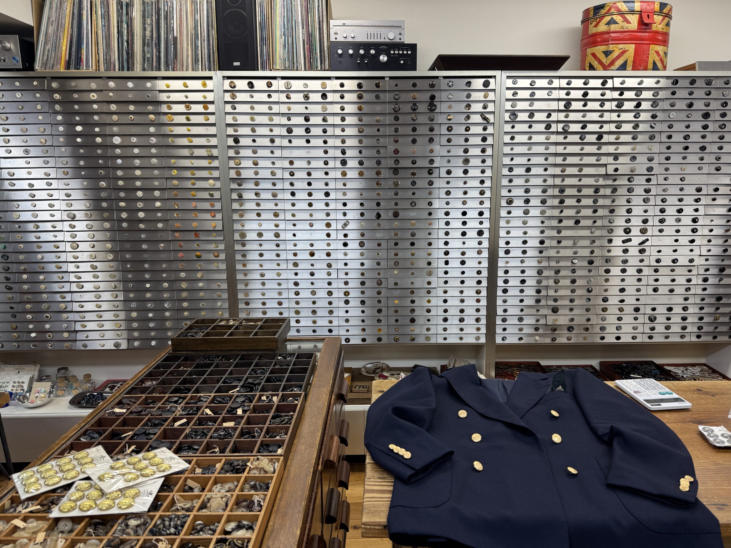 ミタケボタンで私物のBEAMS Fネイビーブレザーを平置きしボタンを選ぶ様子