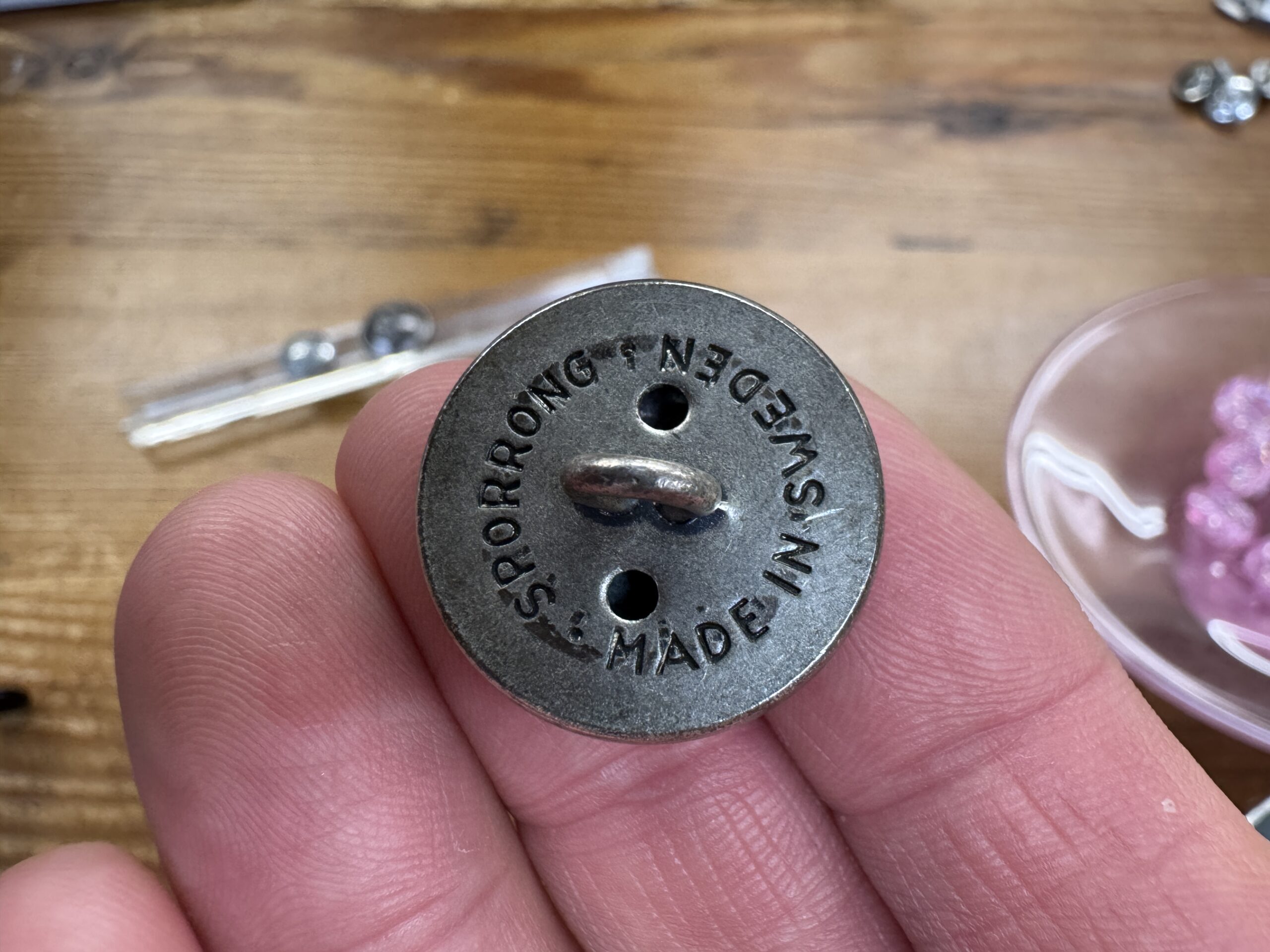 ボタン裏面にあるSPORRONGとMADE IN SWEDENの刻印
