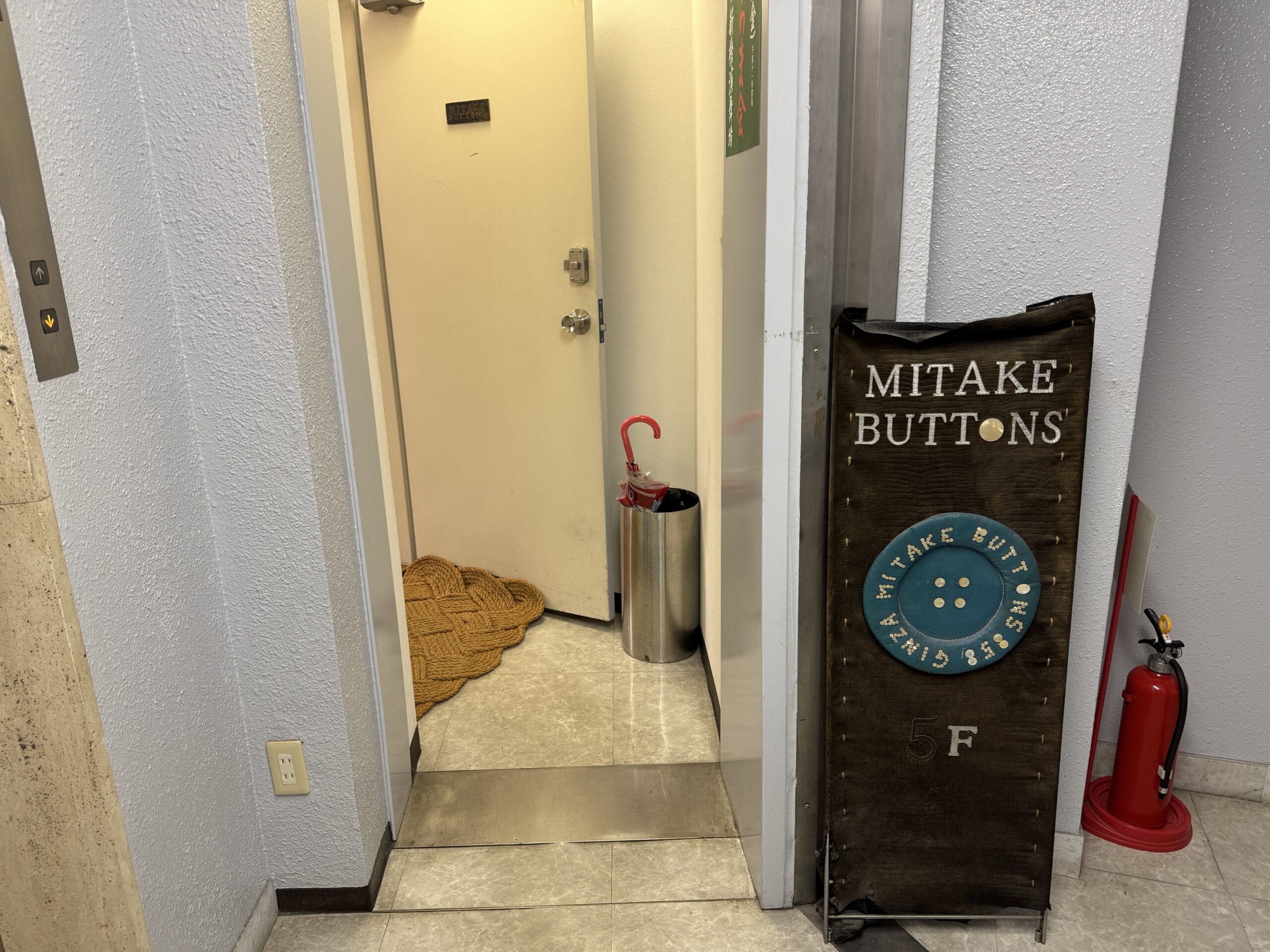 銀座ミタケボタンの店舗入口とMITAKE BUTTONSの看板
