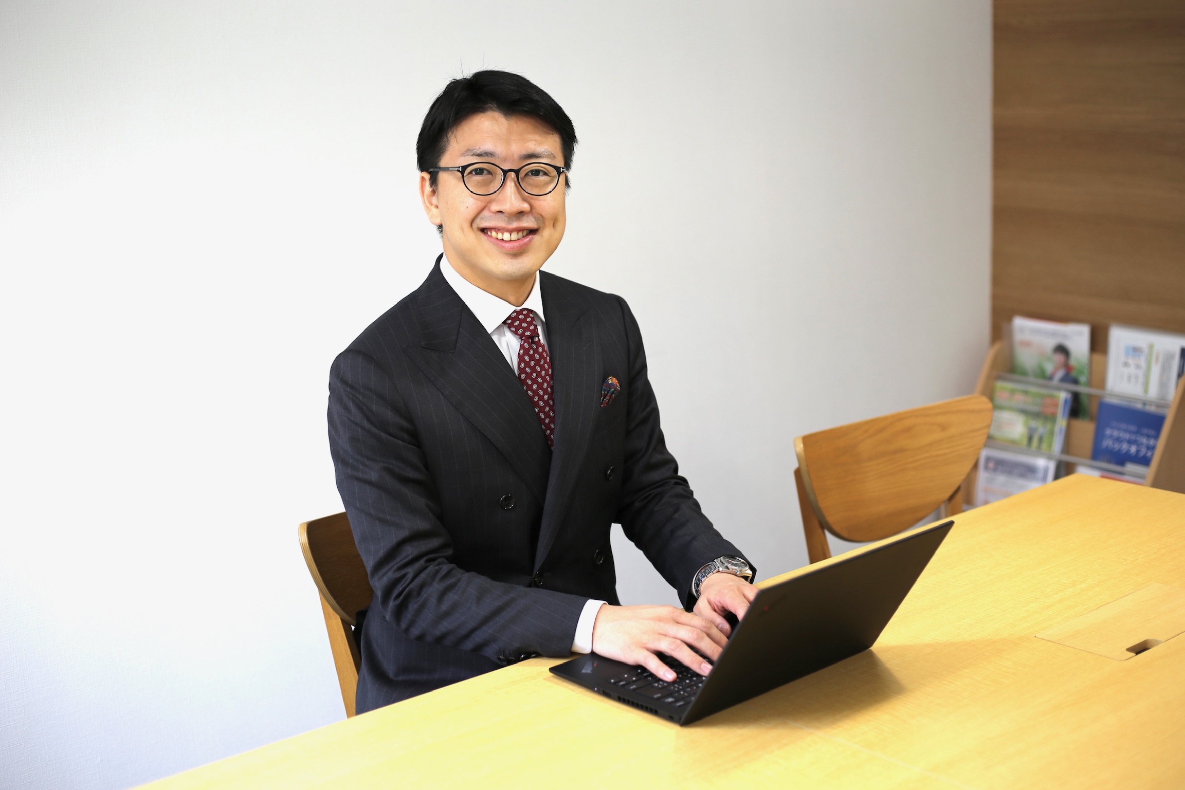 Royal Stylingで選定したスーツを着用するDIGグループ代表・小西慎太郎様