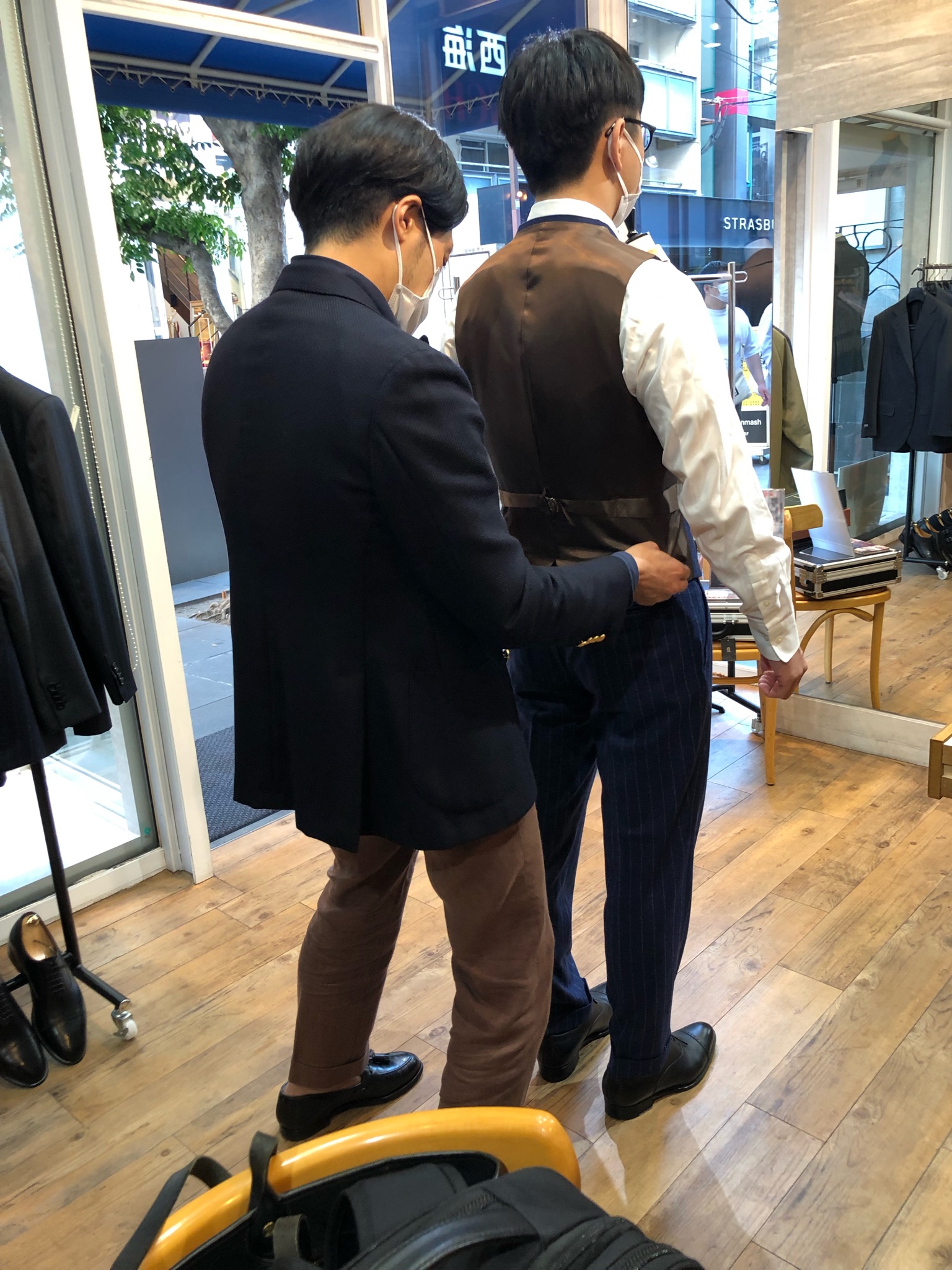 スーツのフィッティングを確認するコバヤシと小西慎太郎様