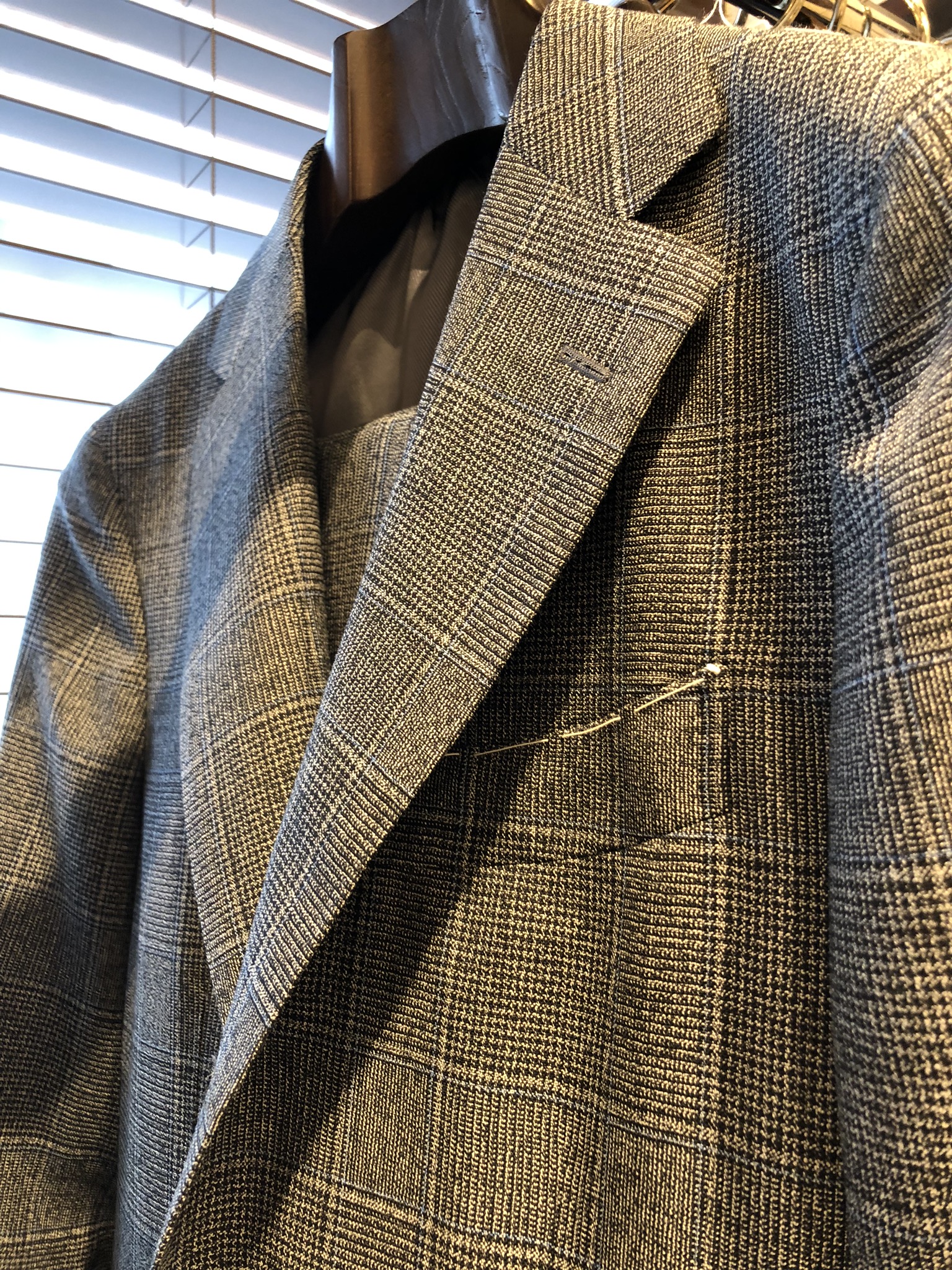小西慎太郎様のために選定したグレンチェックのスーツ