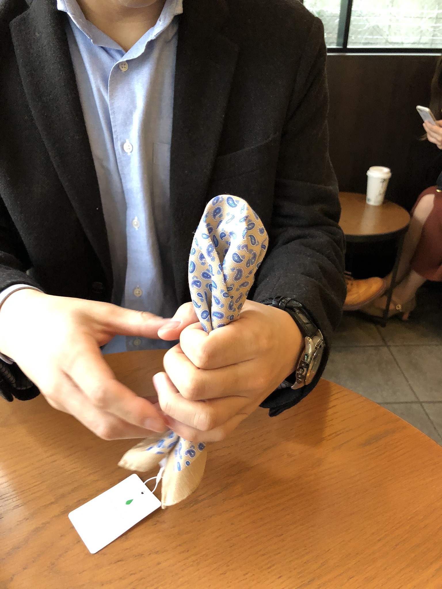 ポケットチーフの挿し方を練習する小西慎太郎様